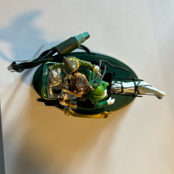 Hallmark Wizard of Oz. Horse of a different color. - Picture 4 of 11